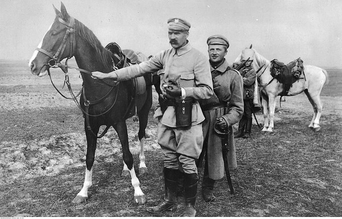 Józef Piłsudski z Kasztaną u boku. Obok brygadiera stoi ordynans Szymkiewicz, 1915 rok