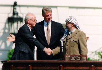Icchak Rabin, Bill Clinton i&nbsp;Jasir Arafat po&nbsp;podpisaniu porozumienia pomiędzy Izraelem a&nbsp;Organizacją Wyzwolenia Palestyny, 13.09.1993.