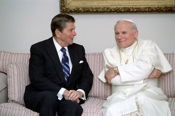 Ronald Reagan i&nbsp;Jan Paweł II&nbsp;podczas spotkania na&nbsp;Alasce, maj 1984&nbsp;r.