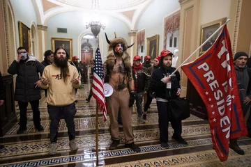 Zwolennicy Donalda Trumpa wdarli się na teren Kapitolu 