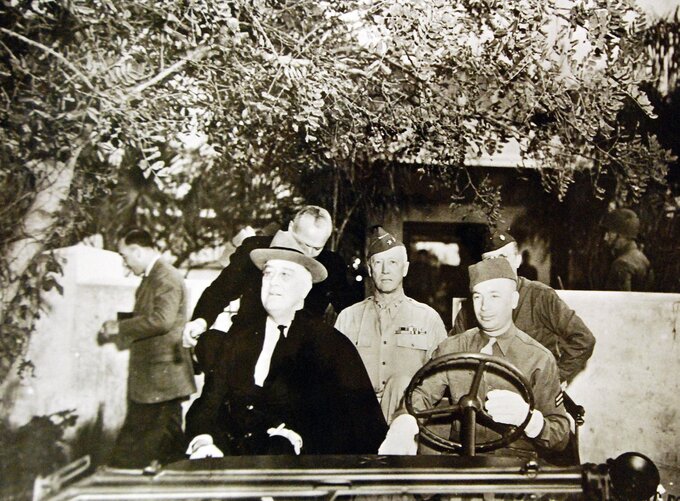 Prezydent F.D Roosevelt i&nbsp;gen. Patton (siedzi z&nbsp;tyłu w&nbsp;środku) na&nbsp;inspekcji wojsk amerykańskich, Casablanca 1943