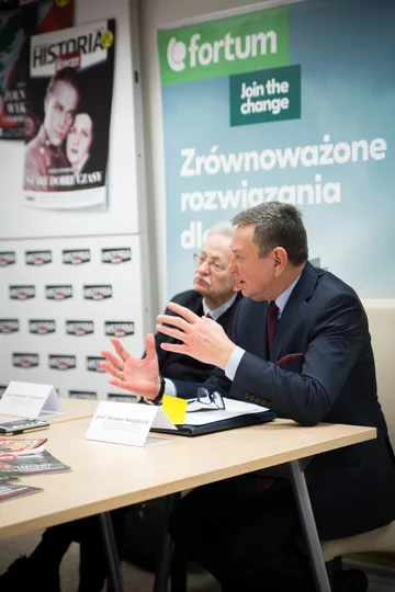 prof. Włodzimierz Choromański oraz prof. Mirosław Siergiejczyk z Politechniki Warszawskiej O przyszłości elektromobilności w Polsce w redakcji „Do Rzeczy” dyskutowali (od prawej): prof. Mirosław Siergiejczyk oraz prof. Włodzimierz Choromański z Politechniki Warszawskiej, prezes Instytutu Jagiellońskiego Marcin Roszkowski, wiceminister energii Michał Kurtyka, dyrektor ds. komunikacji Fortum Power and Heat Polska sp. z o.o. Jacek Ławrecki oraz główny specjalista ds. infrastruktury e-mobility w firmie Enspirion z Grupy Energa Andrzej Szady, a także Piotr Gabryel i Jacek Przybylski z tygodnika „Do Rzeczy”