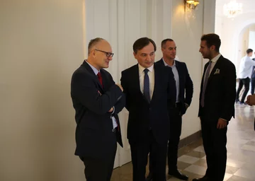 Redaktor naczelny "Do Rzeczy" Paweł Lisicki i minister sprawiedliwości Zbigniew Ziobro przed konferencją „Polska hekatomba i walka z polonofobią” 