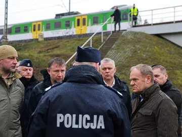 Premier Donald Tusk podczas wizyty na trasie kolejowej Warszawa-Lublin, gdzie doszło do aktu dywersji Premier Donald Tusk podczas wizyty na trasie kolejowej Warszawa-Lublin, gdzie doszło do aktu dywersji, listopad 2025 r.