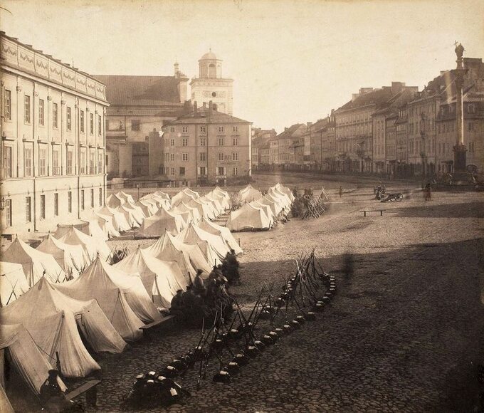 Armia rosyjski na Placu Zamkowym w Warszawie po wprowadzeniu stanu wojennego w Królestwie Polskim w 1861 roku