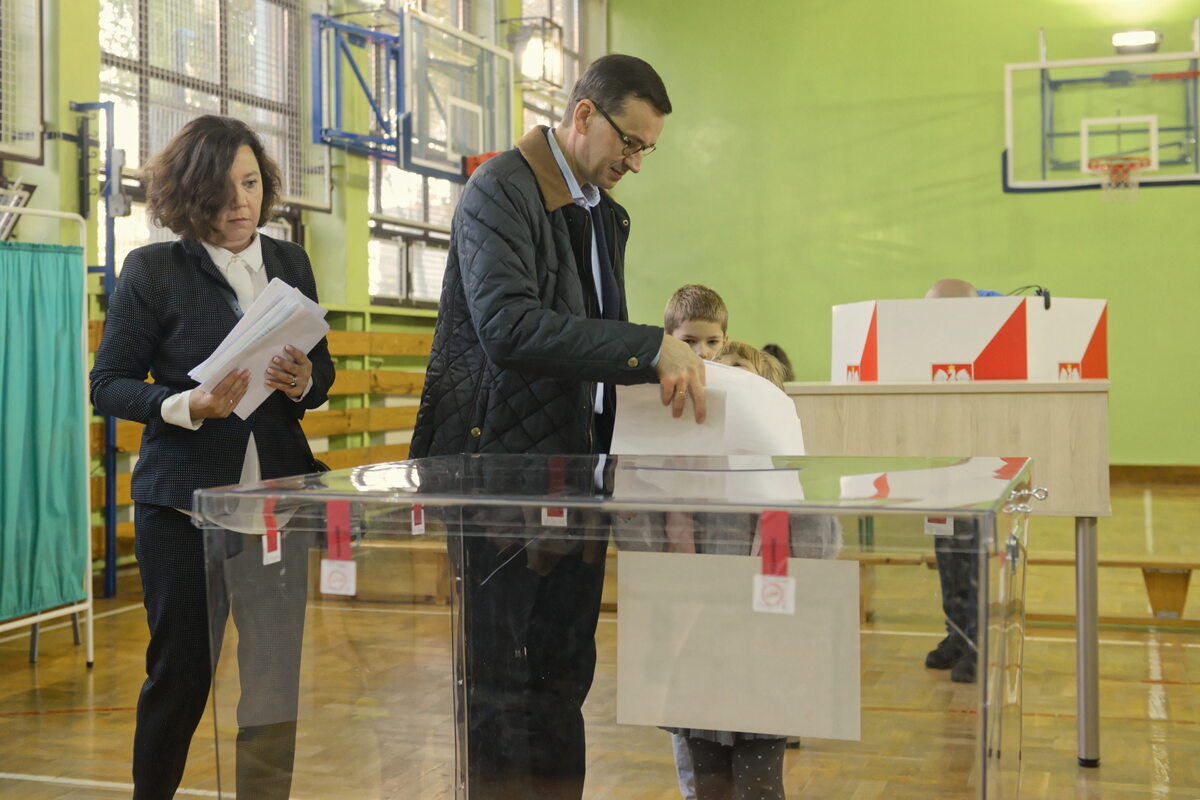 Premier Mateusz Morawiecki z rodziną na głosowaniu 