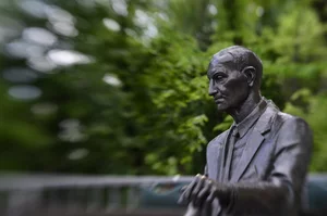 Miniatura: Bił na alarm w sprawie Holocaustu. Na...