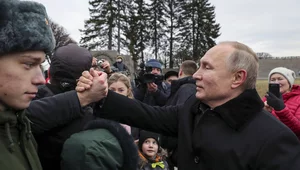 Miniatura: Konstytucyjna pokazucha. Putin  zatrzasnął...