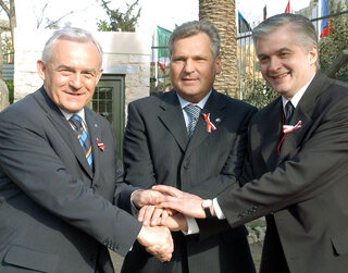 Grecja, Ateny, 16.04.2003 r. Leszek Miller, Aleksander Kwaśniewski i Włodzimierz Cimoszewicz po podpisaniu Traktatu Akcesyjnego