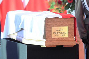 Trumna z ciałem marszałka seniora Kornela Morawieckiego wystawiona w Sali Kolumnowej Sejmu. 