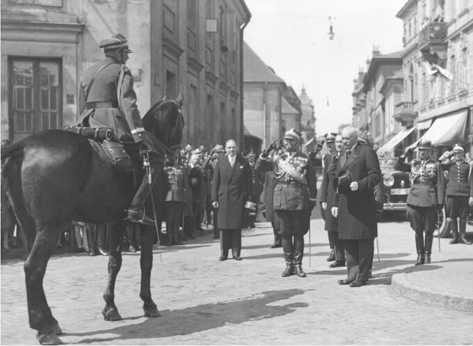 Prezydent Ignacy Mościcki przyjmuje raport od dowódcy okręgu korpusu I Warszawa, gen. Jana Wróblewskiego, 1930 r.