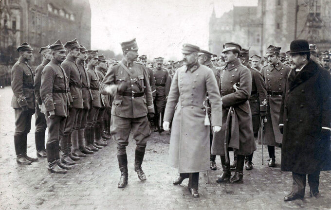 Józef Piłsudski podczas wizyty w Poznaniu 27.X.1919. Z lewej: gen. Józef Dowbor-Muśnicki, z prawej mjr Bolesław Wieniawa-Długoszowski, Władysław Seyda (w ubraniu cywilnym)