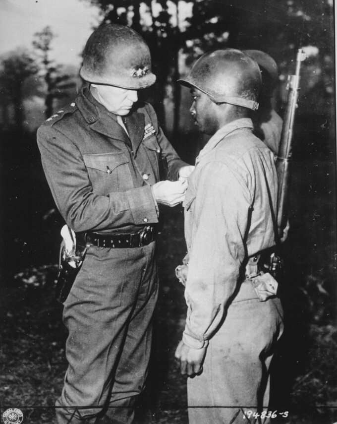 Gen. Patton odznacza swojego żołnierza - szeregowego Ernesta A. Jenkinsa