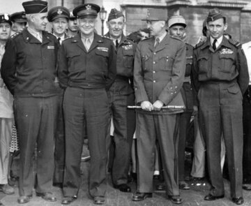 Alianccy dow&oacute;dcy wojskowi w&nbsp;Paryżu w&nbsp;1944 roku: generał Omar Bradley, Dwight Eisenhower, generał Marie Pierre K&oelig;nig oraz&nbsp;marszałek lotnictwa Arthur Tedder