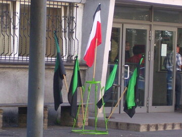 Flagi pod&nbsp;KWK "Wujek-Ruch Śląsk" po&nbsp;katastrofie g&oacute;rniczej