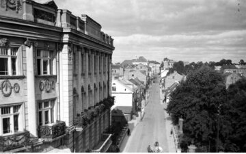 Białystok Czternaste spośród „wielkich miast” II RP do dziś powiększyło się trzykrotnie. Przed wojną Białystok był stolicą woj. białostockiego, które było regionem granicznym - miało granicę z Litwą i z Niemcami. Liczba ludności w 1939 r.: 107 tys., obecnie: 297 tys. Na zdjęciu: ulica Żwirki i Wigury w latach 30.