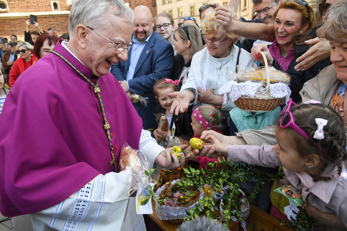 Metropolita krakowski abp Marek Jędraszewski (L) podczas święcenia pokarmów przed Bazyliką Mariacką na Rynku Głównym w Krakowie 