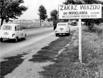 Tablica ostrzegawcza przy drodze prowadzącej do&nbsp;Wrocławia, 1963 rok.