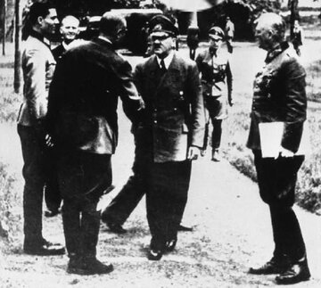 Spotkanie w&nbsp;Wilczym Szańcu. Claus von Stauffenberg stoi pierwszy z&nbsp;lewej.