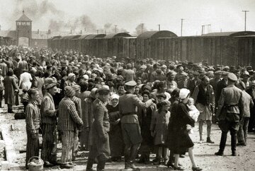 Selekcja przybyłych więźni&oacute;w na&nbsp;rampie KL Auschwitz