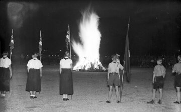 Hitlerjugend i&nbsp;BDM przy ognisku. Na&nbsp;zdjęciu impreza z&nbsp;okazji letniego przesilenia w&nbsp;1933 roku. Takie same uroczystości przygotowywano także przed Bożym Narodzeniem z&nbsp;okazji przesilenia zimowego; było to&nbsp;nawiązanie do&nbsp;czas&oacute;w pogańskich