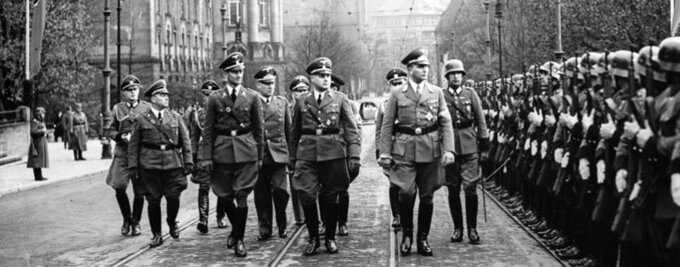 Wilhelm Koppe i Arthur Greiser przed kompanią honorową Wehrmachtu, Poznań, listopad 1939 r.