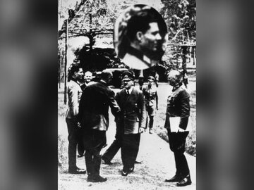 Płk Claus von Stauffenberg (po lewej stronie) razem z&nbsp;Hitlerem i&nbsp;Keitlem w&nbsp;Wilczym Szańcu, 15 lipca 1944 roku