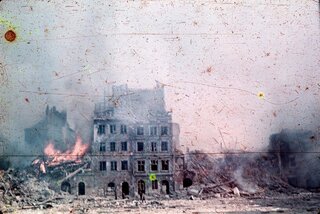 Rynek Starego Miasta w płomieniach powstańczych walk, sierpień 1944