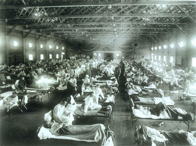 Sala z chorymi na grypę "hiszpankę" w szpitalu polowym w Camp Funston w stanie Kansas, 1918 r.