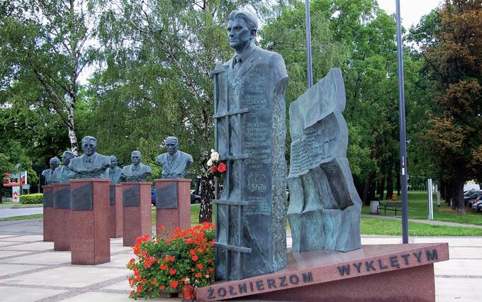 Pomnik Żołnierzy Wyklętych w Rzeszowie. Na pierwszym planie popiersie ppłk Łukasza Cieplińskiego.