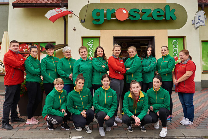 Anna Smolik-Runo wraz z pracownikami sklepu Groszek w Dąbrowie Tarnowskiej