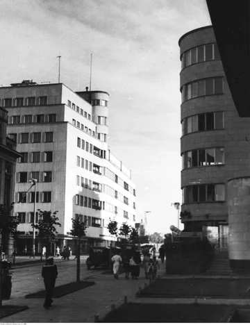 Gdynia Duma II RP, miasto zbudowane zupełnie od podstaw. Przedsięwzięcie budowy nowego portu i miasta do dziś robi ogromne wrażenie. To niewątpliwie jedno z największych osiągnięć przedwojennej Polski. Według danych GUS Gdynia liczyła w 1921 r. 1,3 tys. mieszkańców. W 1939 r. była dwunastym co do wielkości miastem Polski. W woj. pomorskim większa była tylko Bydgoszcz. Liczba ludności w 1939 r.: 120 tys., obecnie: 247 tys. Na zdjęciu: fragment ulicy 10-go Lutego. Po prawej stronie wejście do kawiarni Bałtyk, sierpień 1938 r.