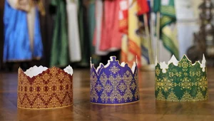 Miniatura: Mędrcy ze Wschodu reprezentują ludzi...