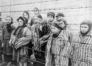 Dziecie więzione w Auschwitz tuż po wyzwoleniu przez Armię Czerwoną. Pierwsze od prawej siostry Mozes.