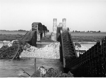 Wysadzony przez polskich saper&oacute;w most kolejowy w&nbsp;Tczewie, po&nbsp;nieudanej pr&oacute;bie zajęcia mostu przez Wehrmacht z&nbsp;zaskoczenia 1&nbsp;września 1939