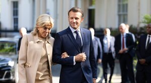Miniatura: Macron na bankiecie u króla Karola III....