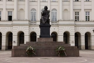 Złożenie wieńca pod pomnikiem Mikołaja Kopernika w Warszawie