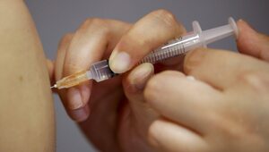 Niemcy: Latem lub jesienią potrzebna będzie czwarta dawka szczepionki