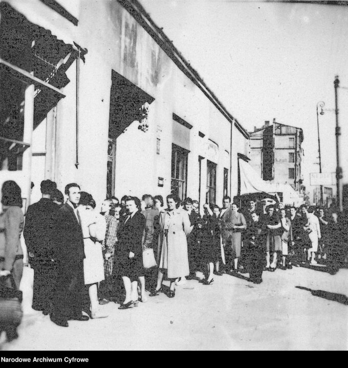 Kolejka do sklepu. Warszawa, 1948 rok