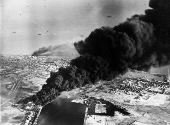 Płonący Port Said w czasie walk nad Kanałem Sueskim