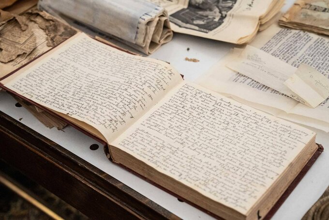 Dokumenty, zdjęcia i dziennik z czas&oacute;w okupacji niemieckiej znalezione podczas remontu kamienicy w Warszawie w listopadzie 2025