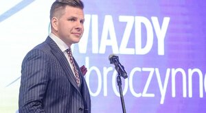 Miniatura: Oskarżała fundację celebryty. Loty biznes...