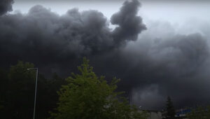Miniatura: Kłęby czarnego dymu nad Elektrownią...