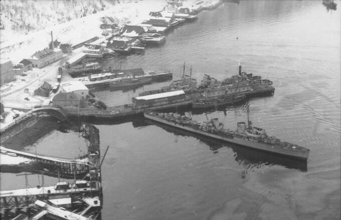 Niemieckie niszczyciele w porcie po zajęciu Narwiku.