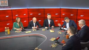 Miniatura: "Popatrzyła na twarz prezesa...