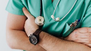 Miniatura: Jak "pilnować" pensji lekarzy?