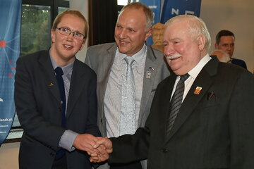 Lech Wałęsa (P) i Jarosław Kurski (C) z synem (P) 