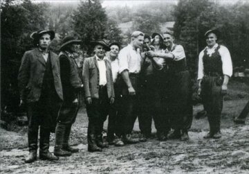 J&oacute;zef Kuraś "Ogień" (w białej koszuli, w&nbsp;środku) w&nbsp;otoczeniu g&oacute;rali &ndash; żołnierzy i&nbsp;wsp&oacute;łpracownik&oacute;w jego oddział&oacute;w (drugi z&nbsp;prawej &ndash; zastępca "Ognia" &ndash; Jan Kolasa "Powicher")