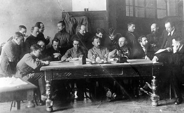 Feliks Dzierżyński (siedzi w&nbsp;środku, z&nbsp;wąsami) w&nbsp;otoczeniu funkcjonariuszy Czeka