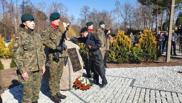 Upamiętnienie Katarzyny i Sebastiana Kazak&oacute;w zamordowanych za pomoc Żydom w czasie okupacji niemieckiej.